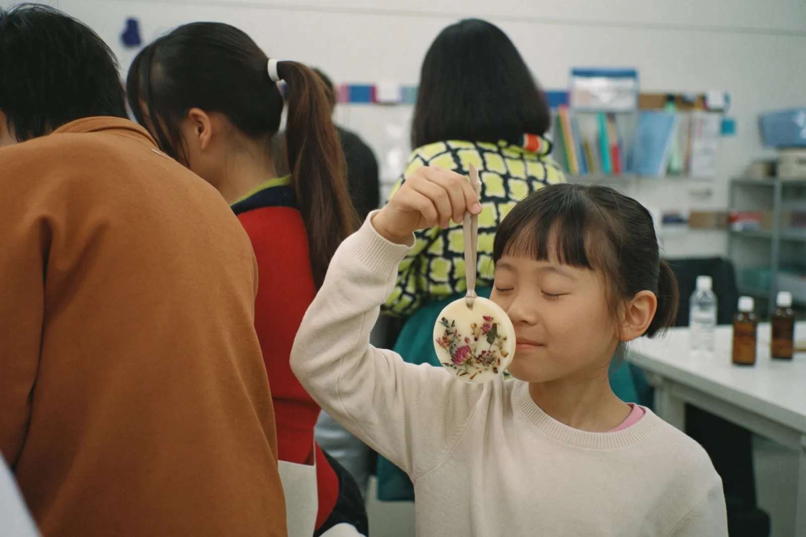 アロマサシェの香りをかぐ女の子