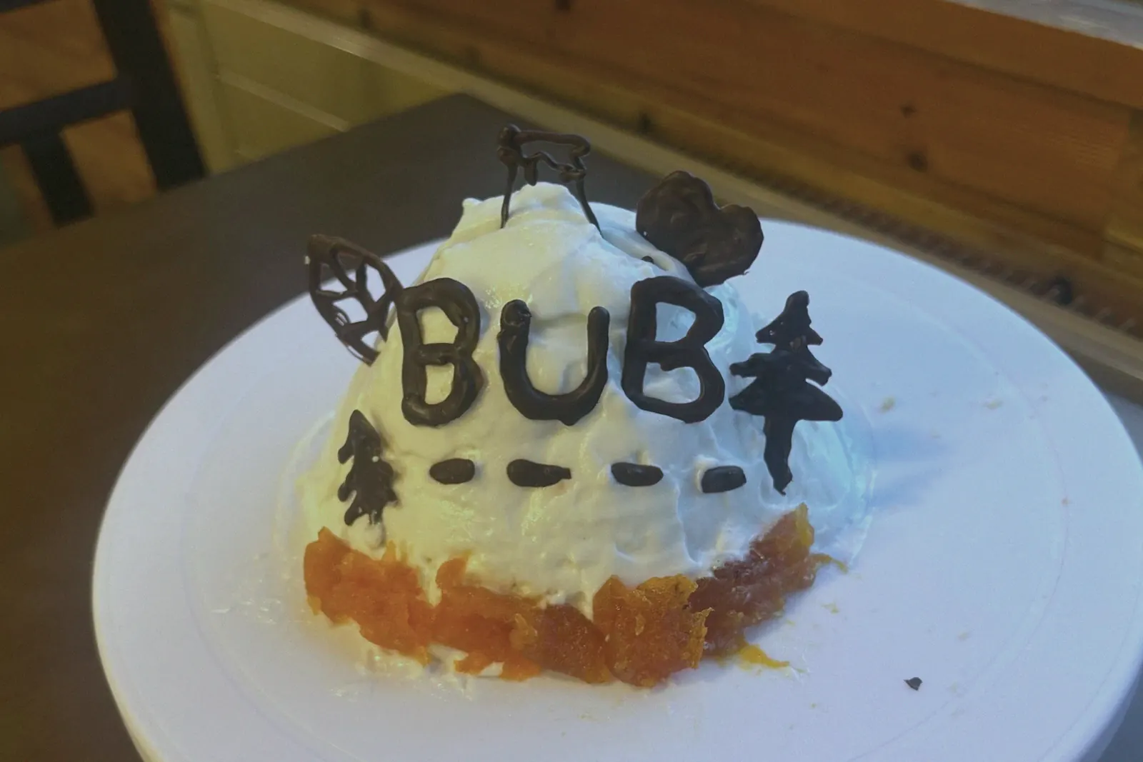 クリームと枯露柿、チョコの絵で飾ったケーキ
