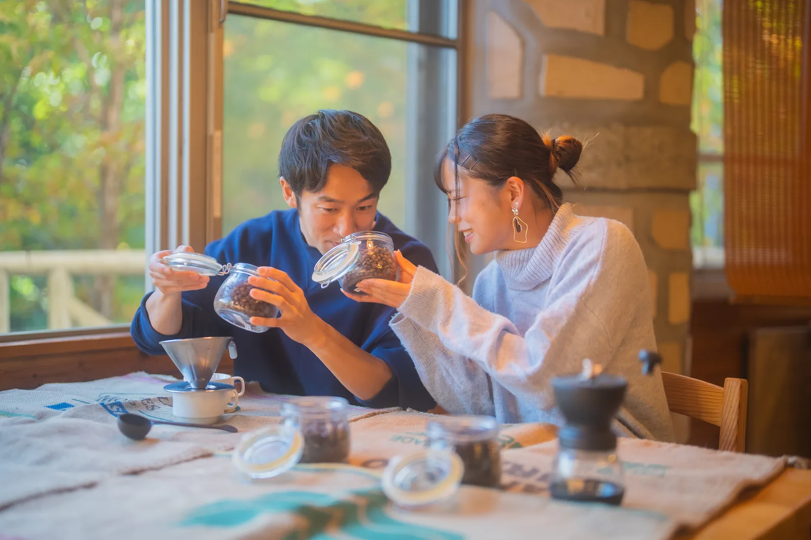 本格バリスタ体験を楽しむ子ども