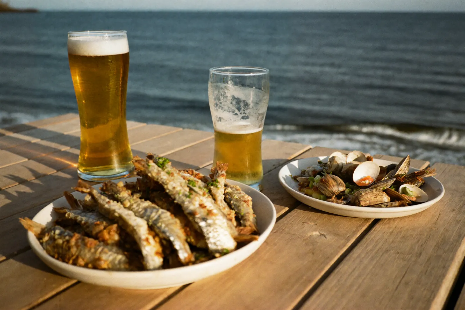 海辺で味わうビールとおつまみ