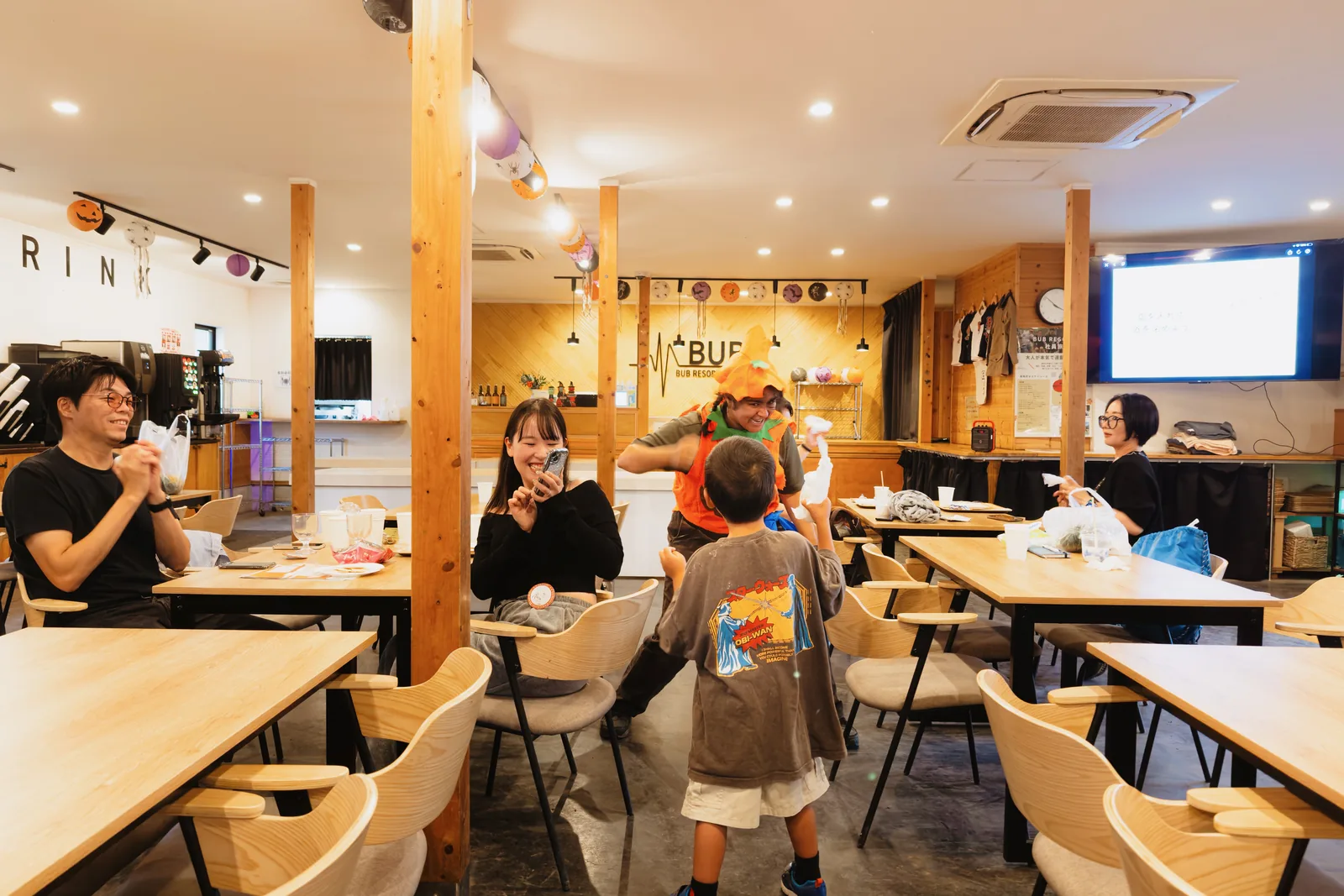 バター作り体験を楽しむ子ども
