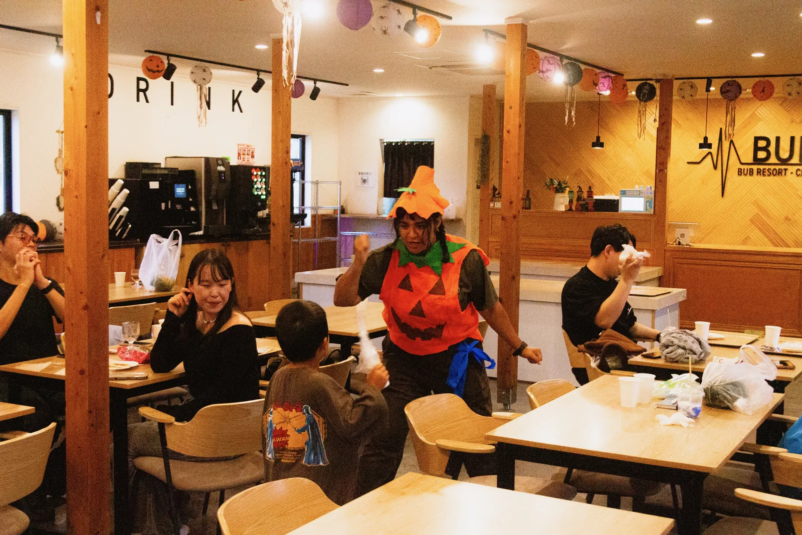 バター作り体験を楽しむ大人