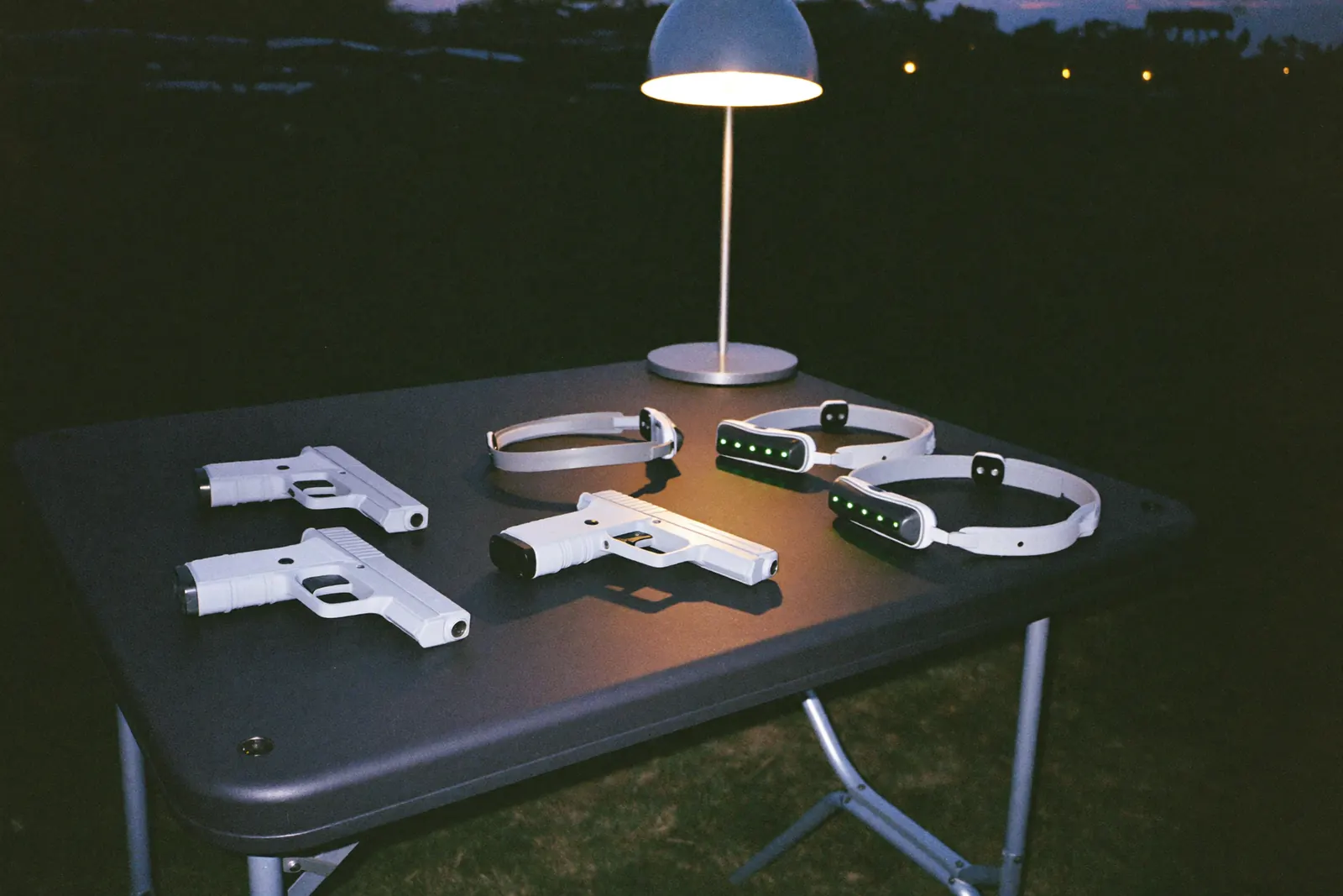 並べられたレーザー銃とセンサー