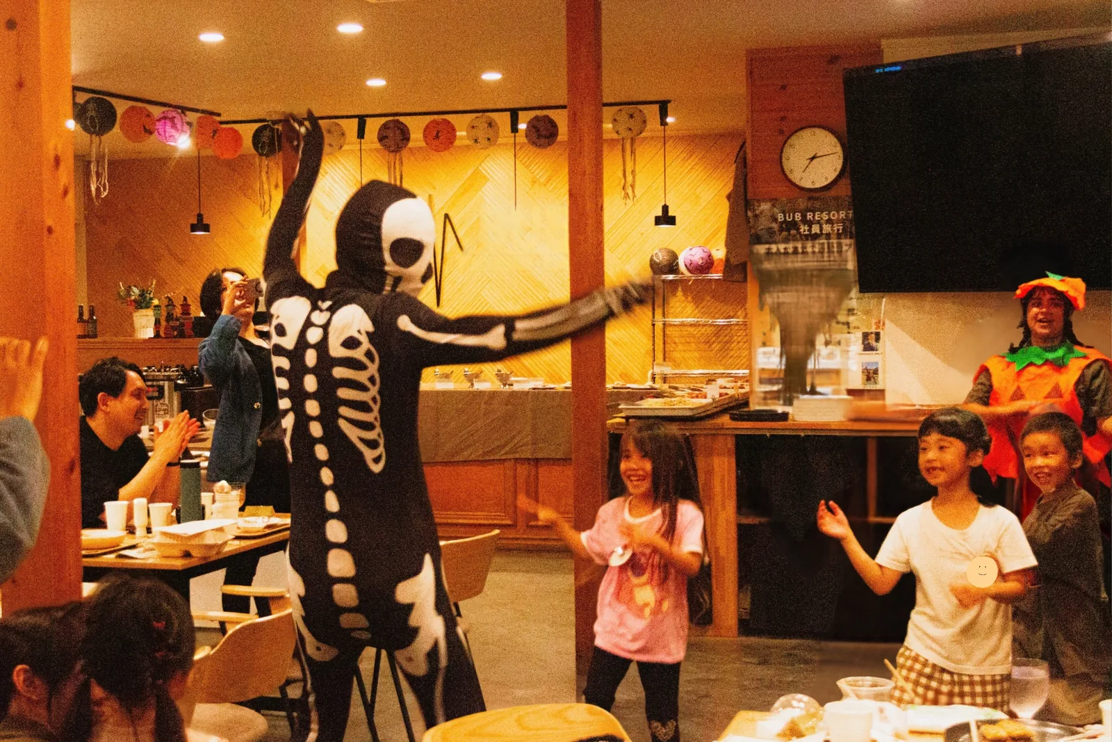 キッズタイム・ハロウィン・モンスターダンスを楽しむ大人