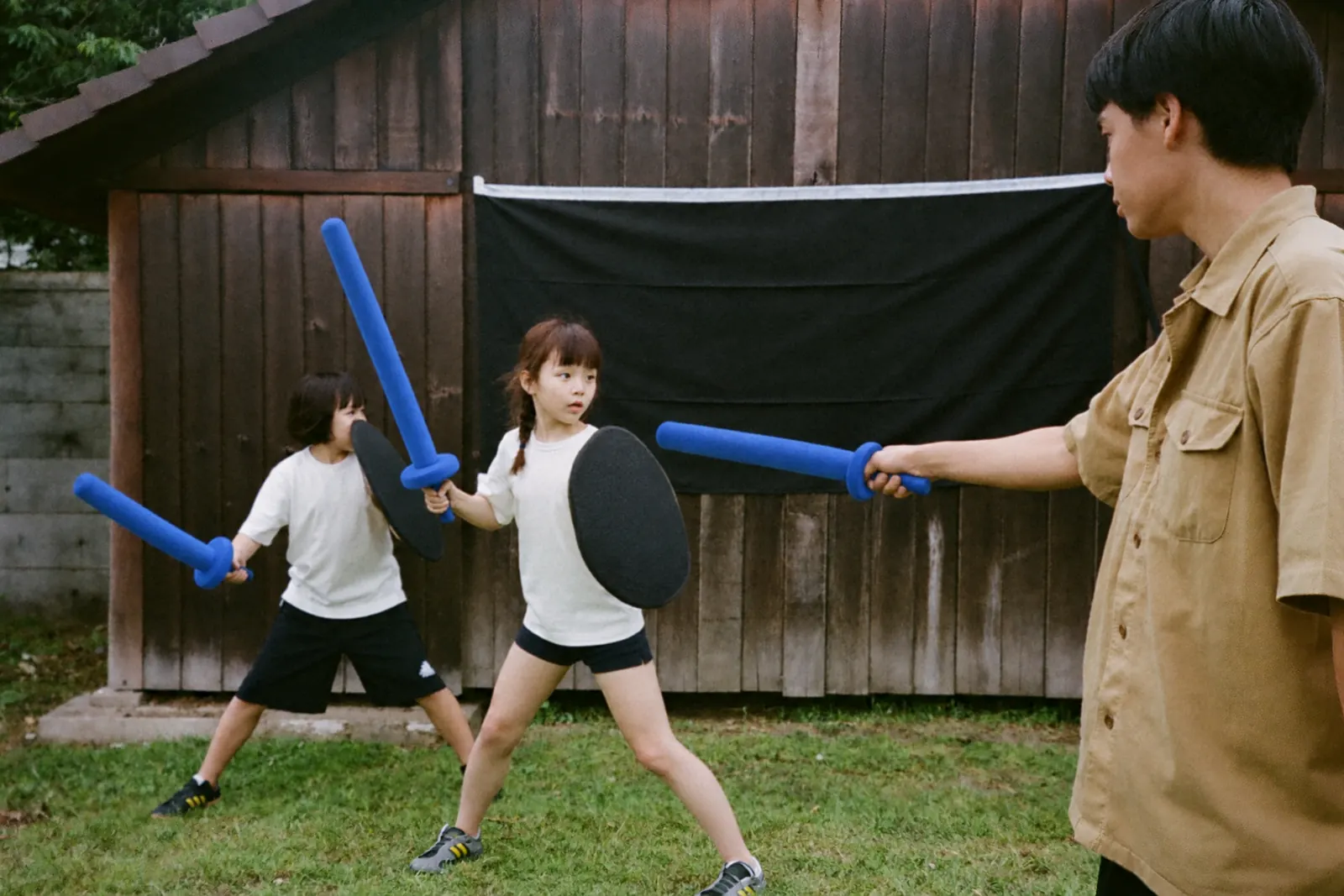 スポンジの剣で対戦する子どもたち