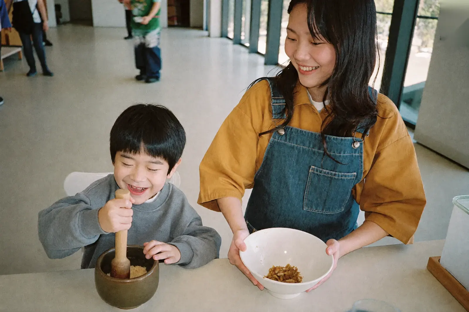 すり鉢でつみれをすりつぶす男の子とクルー