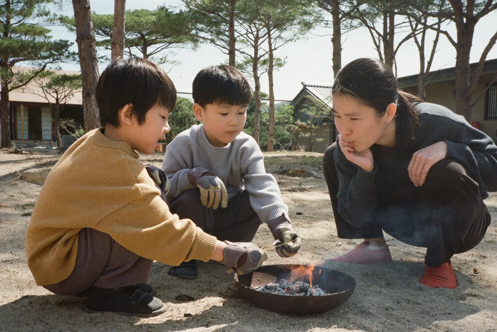 小さな火を育てる子どもたち