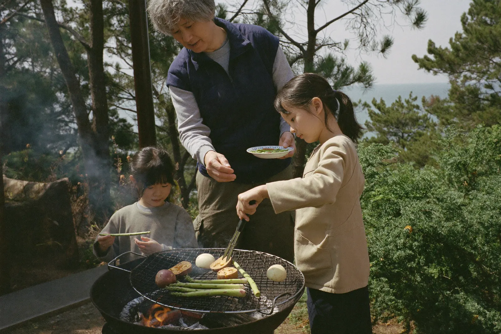 春野菜を焼く女の子
