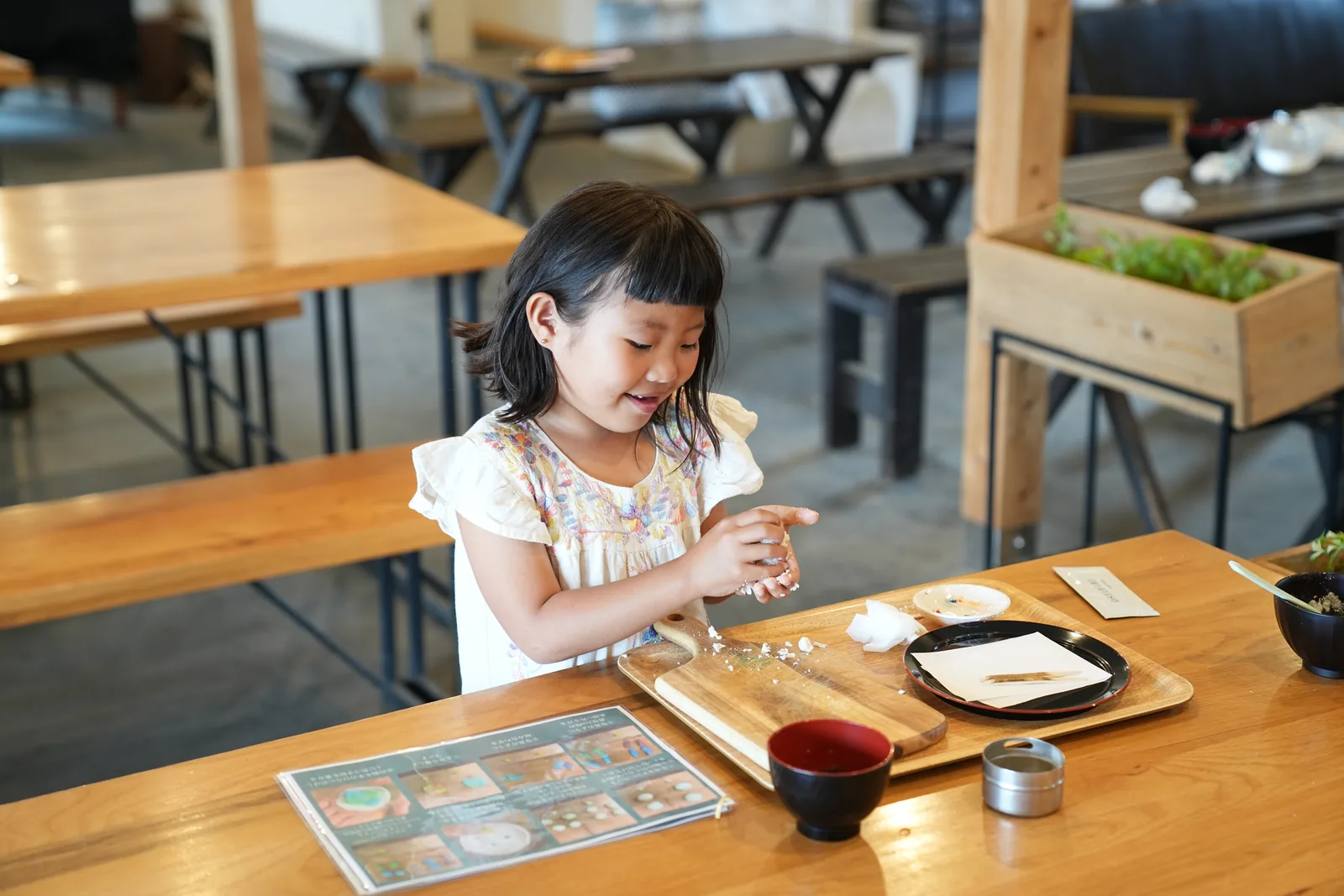 茶道体験と和菓子を楽しむ子ども