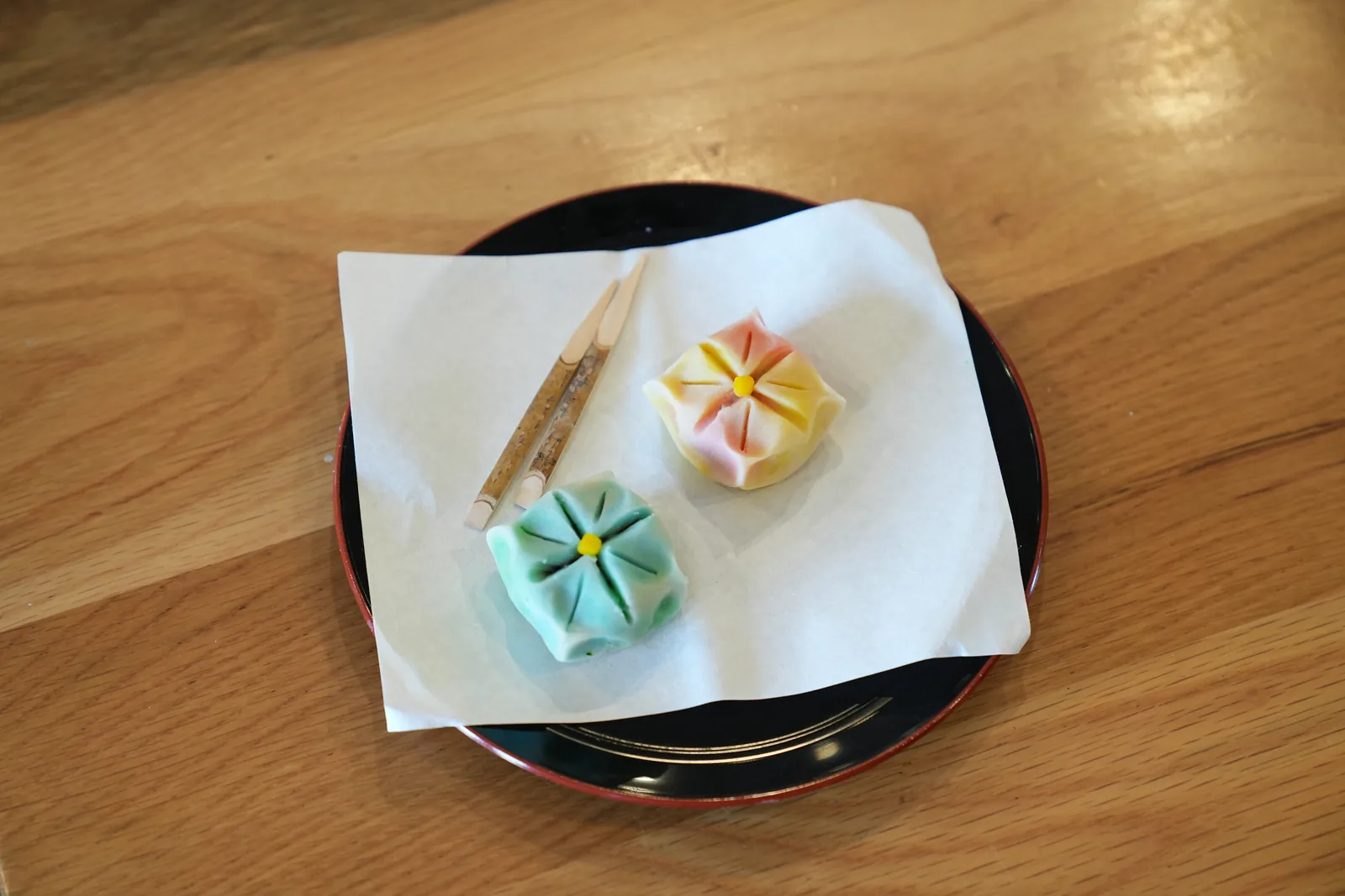 茶道体験と和菓子を楽しむ大人