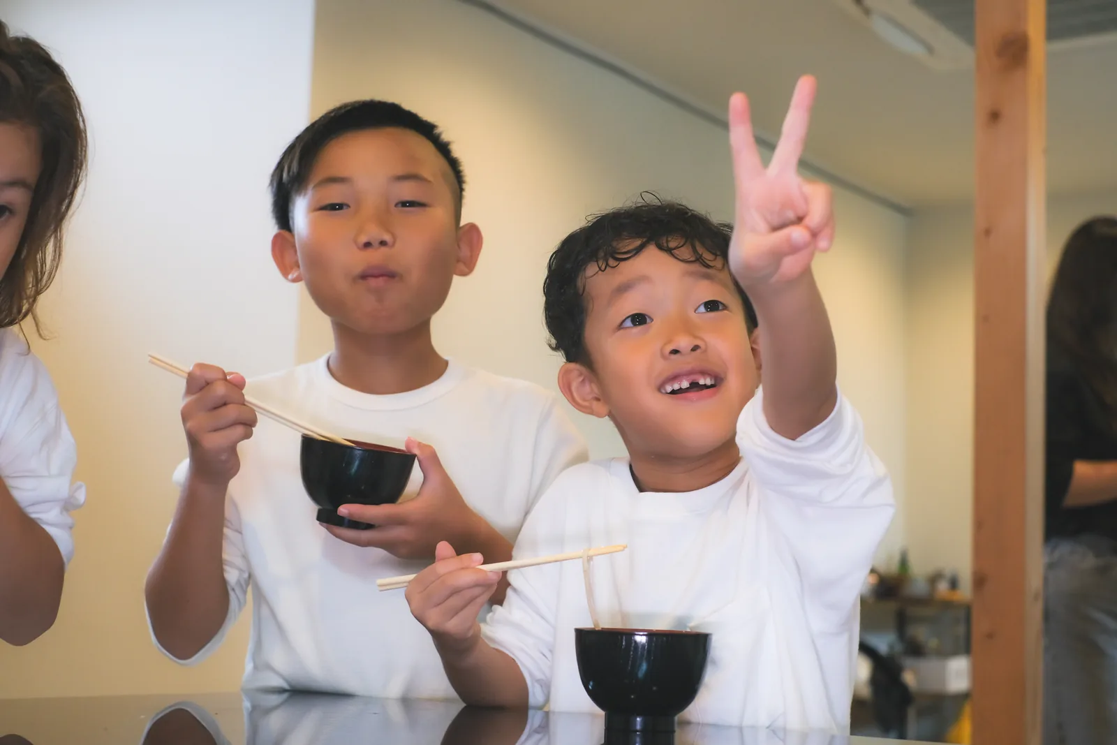 天ぷら揚げ＆そば打ち体験を楽しむ子ども