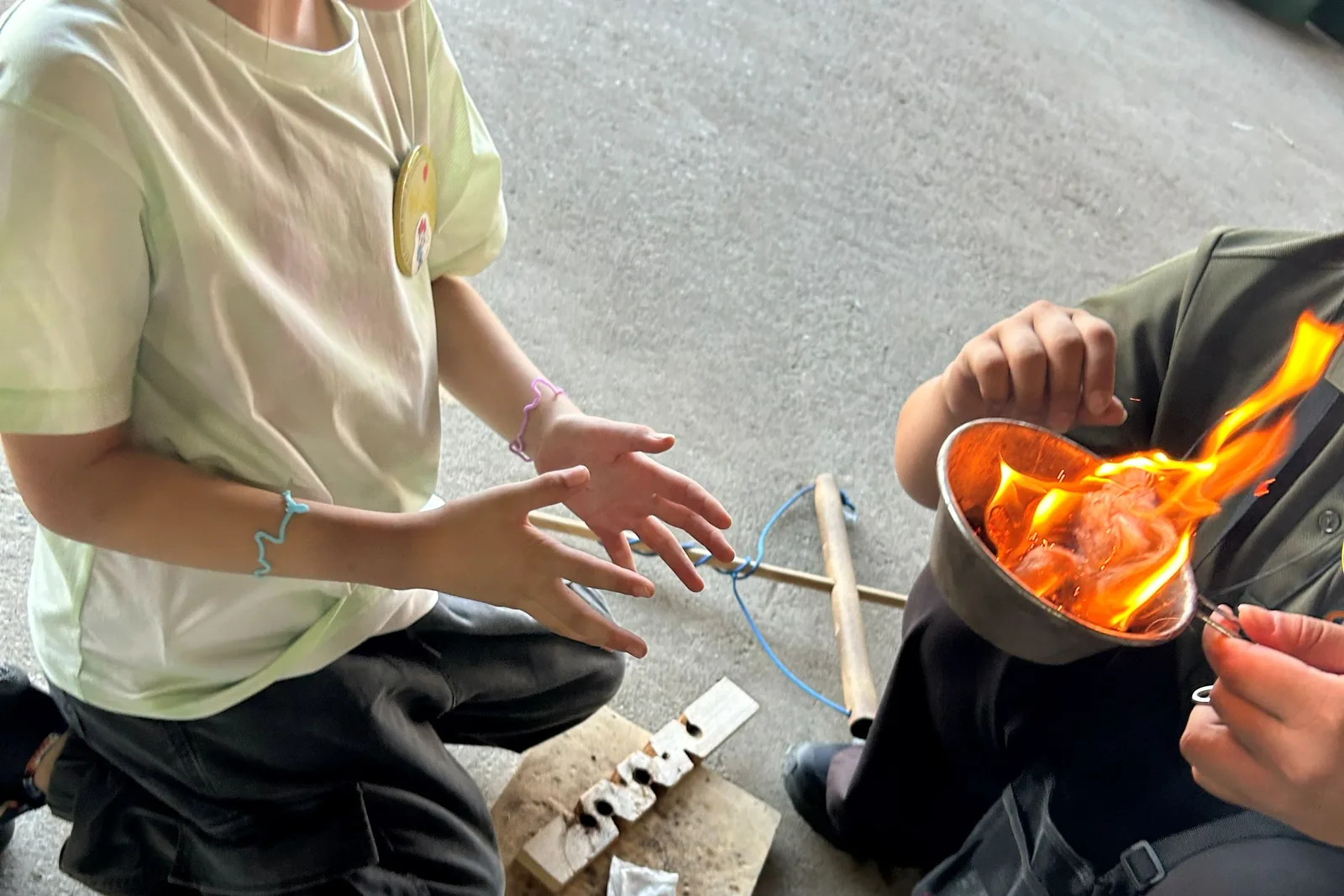 火おこし体験を楽しむ子ども