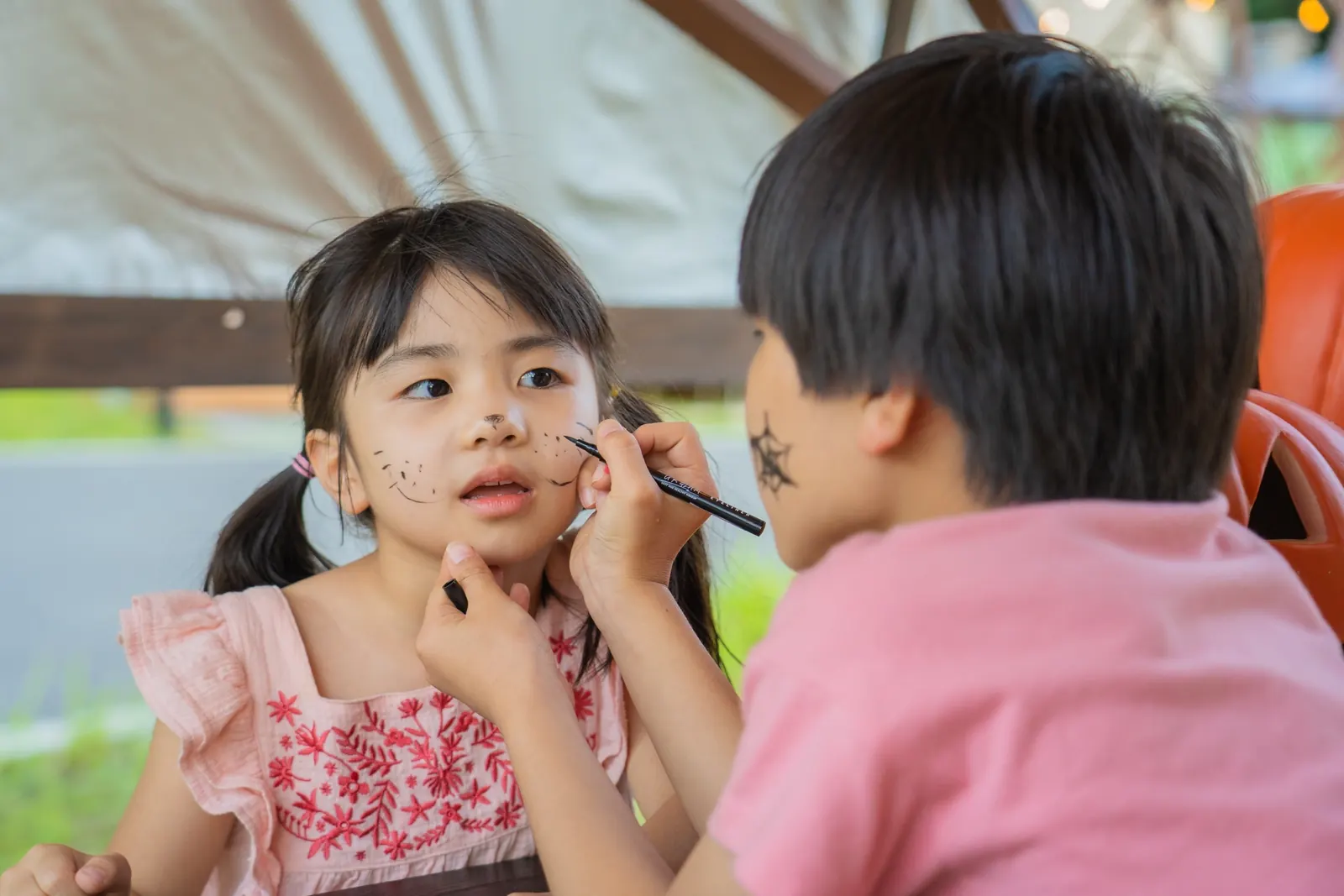 本格特殊メイク体験を楽しむ子ども
