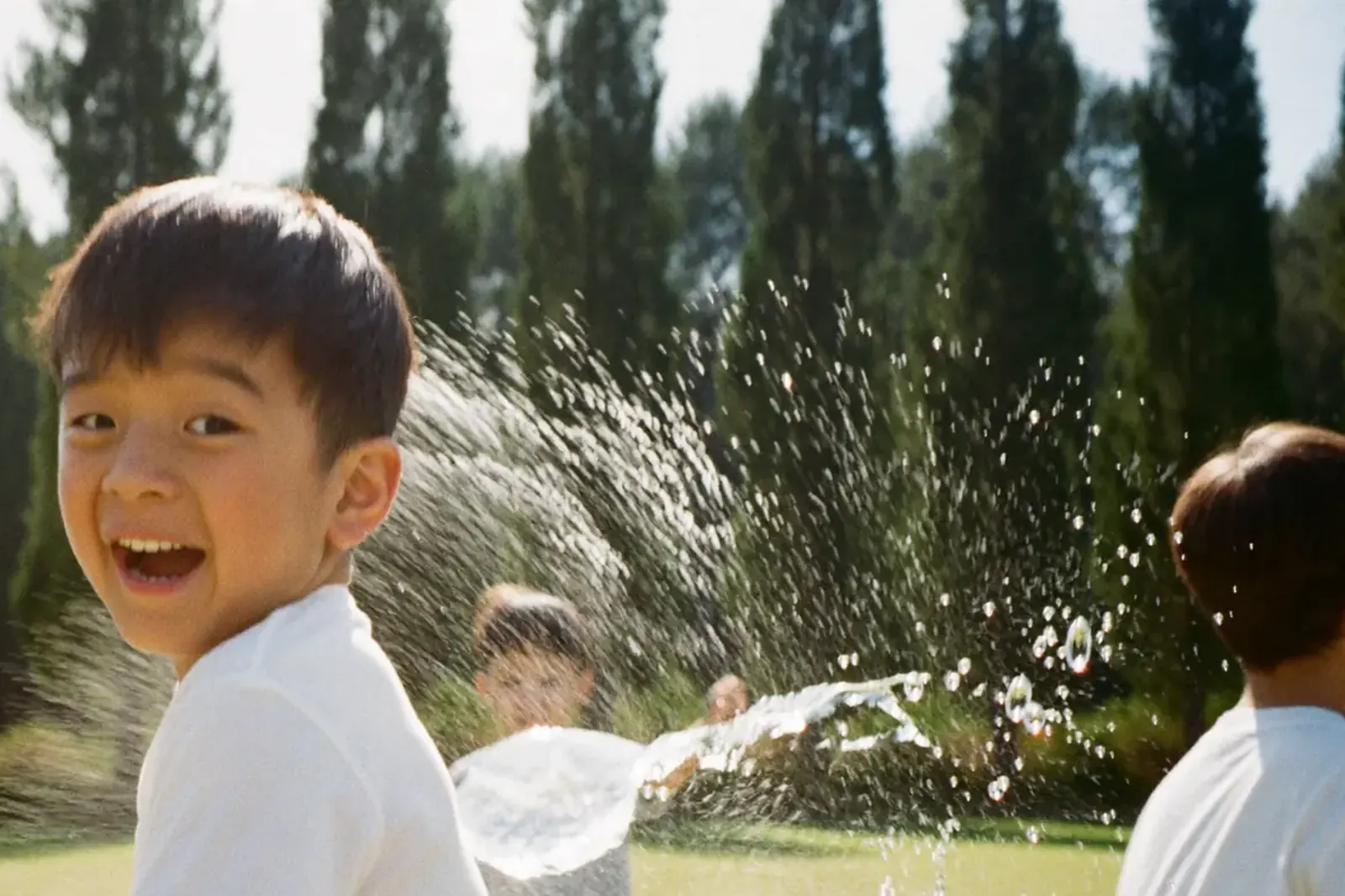 陣地から水風船を投げ合う子どもたち
