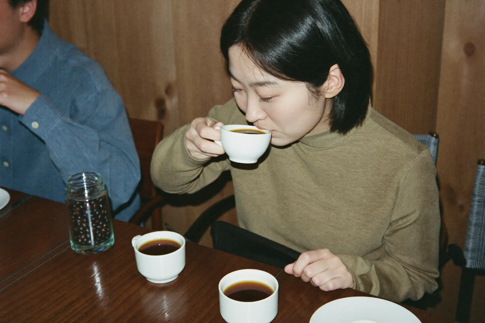 焙煎度の違う珈琲を飲み比べる女性