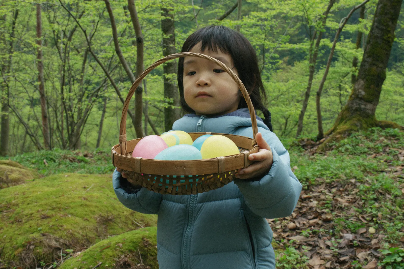 卵の入ったかごを持つ子ども