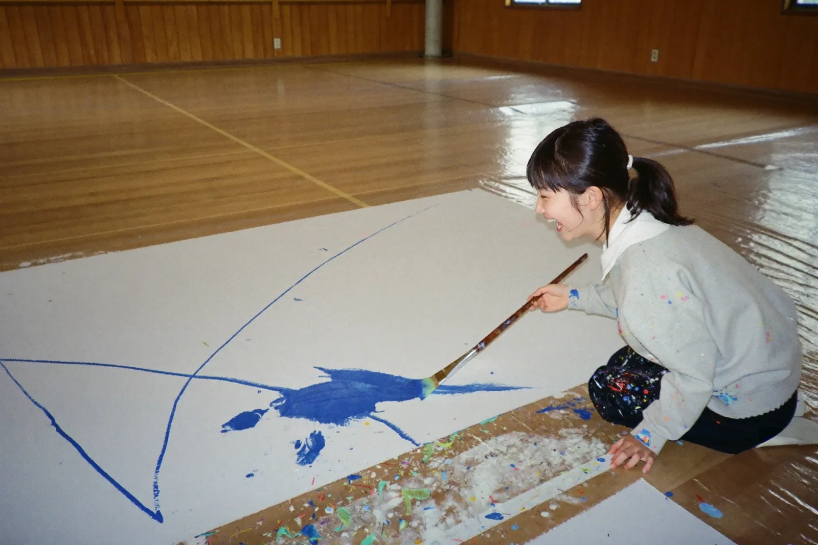 絵の具を飛ばして描く女の子