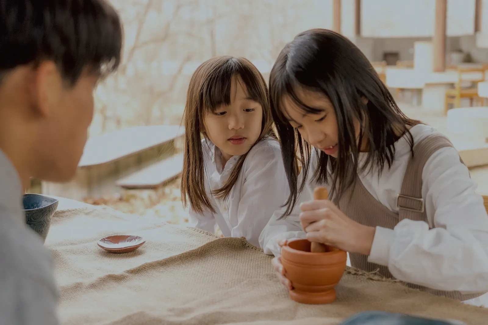 すり鉢で食材をすりつぶす子どもたち