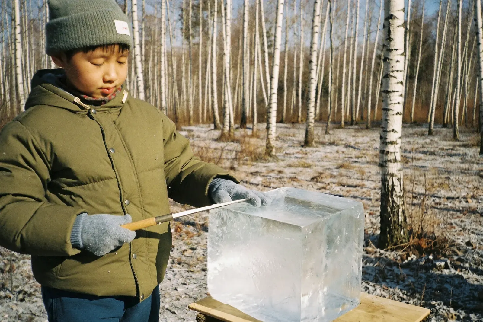 のみで氷を削る男の子