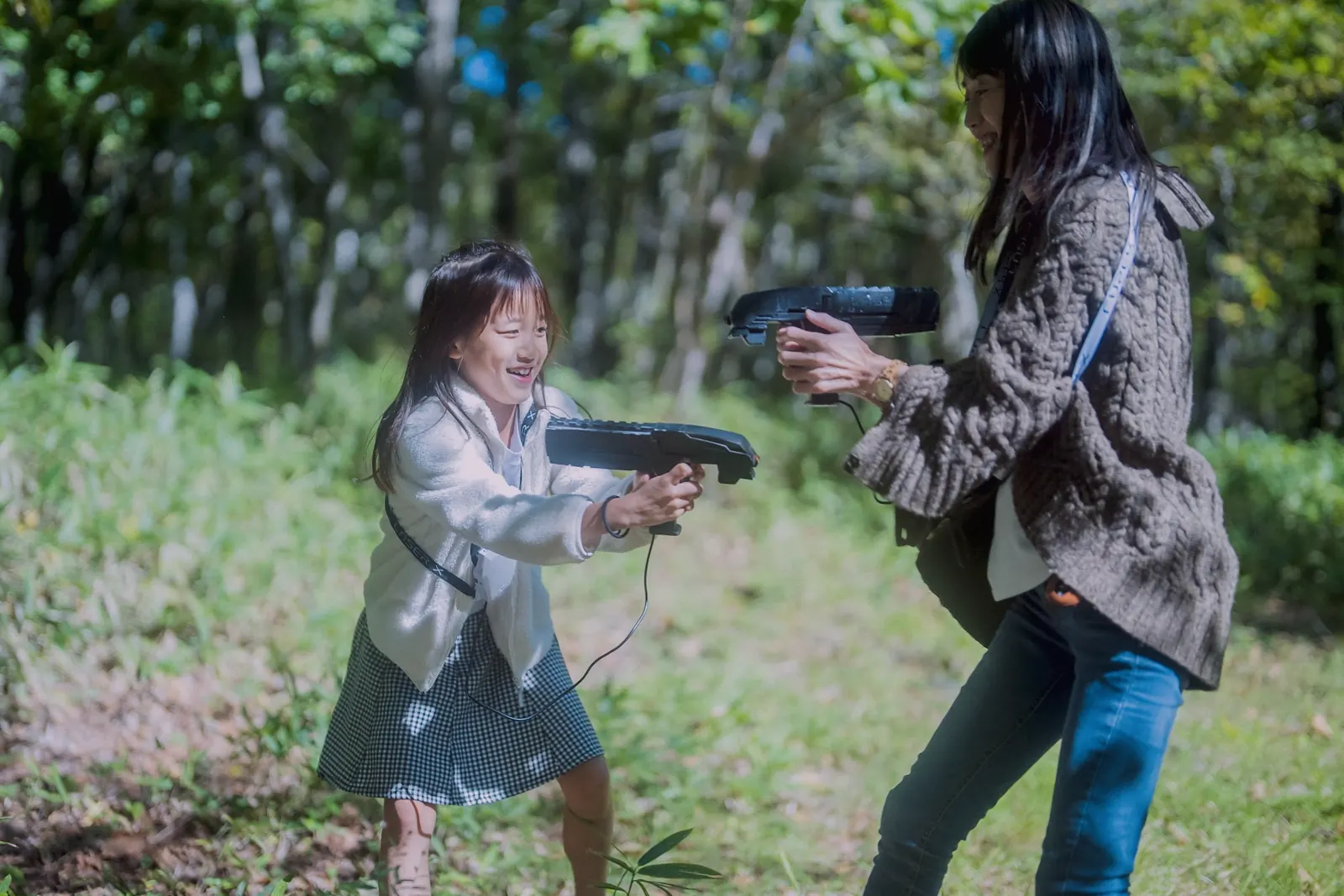 森でレーザー銃をかまえる親子