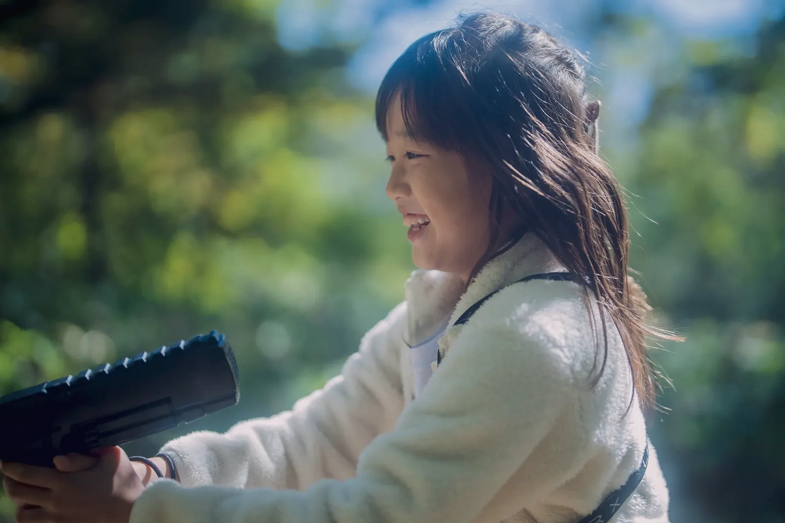 レーザー銃をかまえて笑う女の子