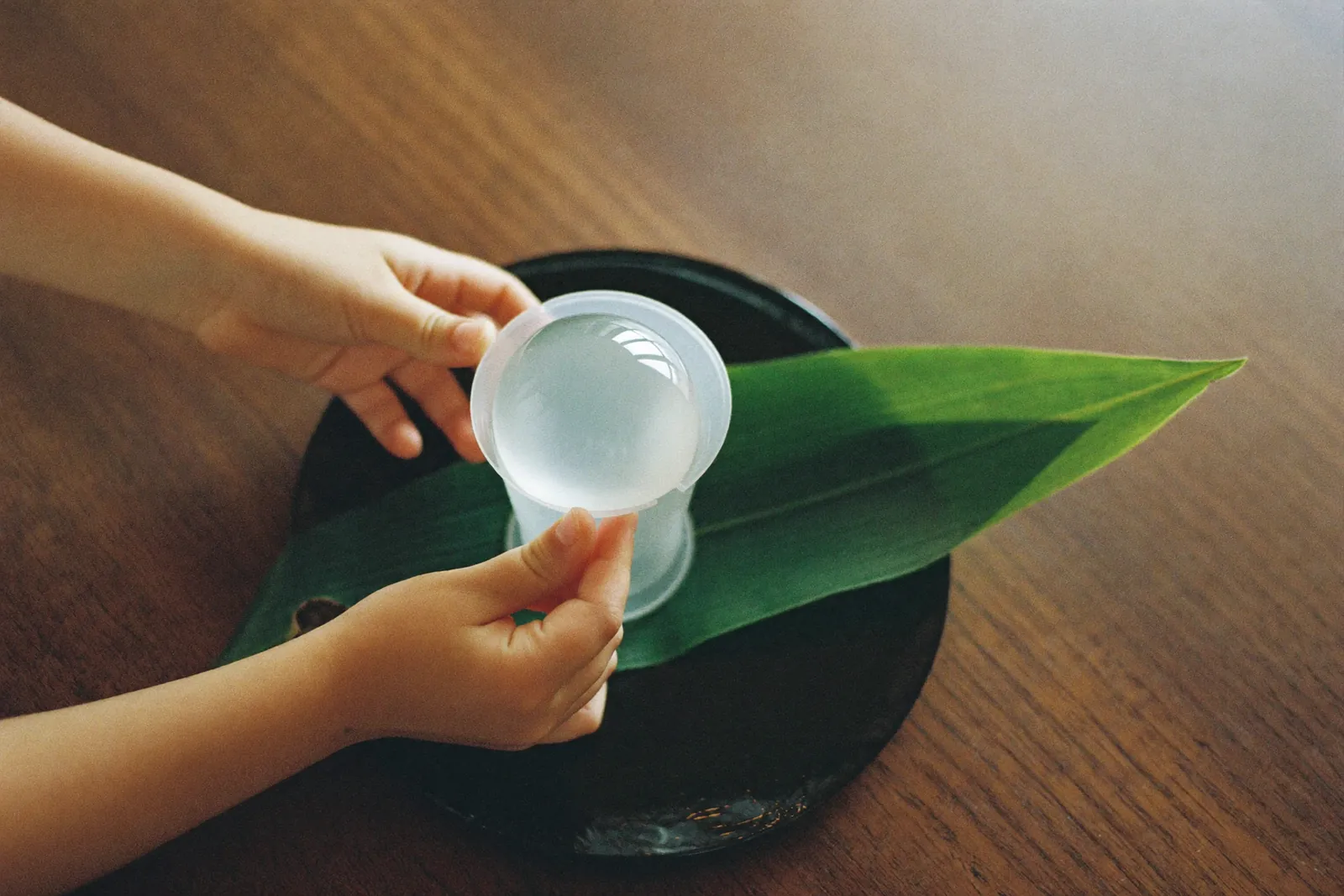 型から水信玄餅をとり出す手元