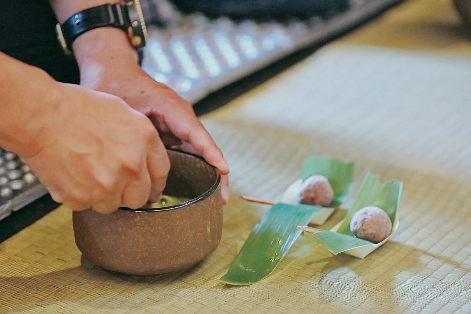 抹茶を点てる手元と和菓子