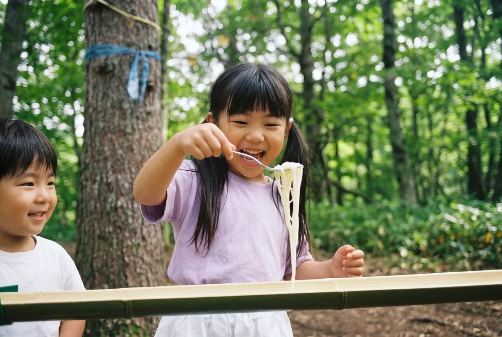 そうめんをすくって喜ぶ女の子