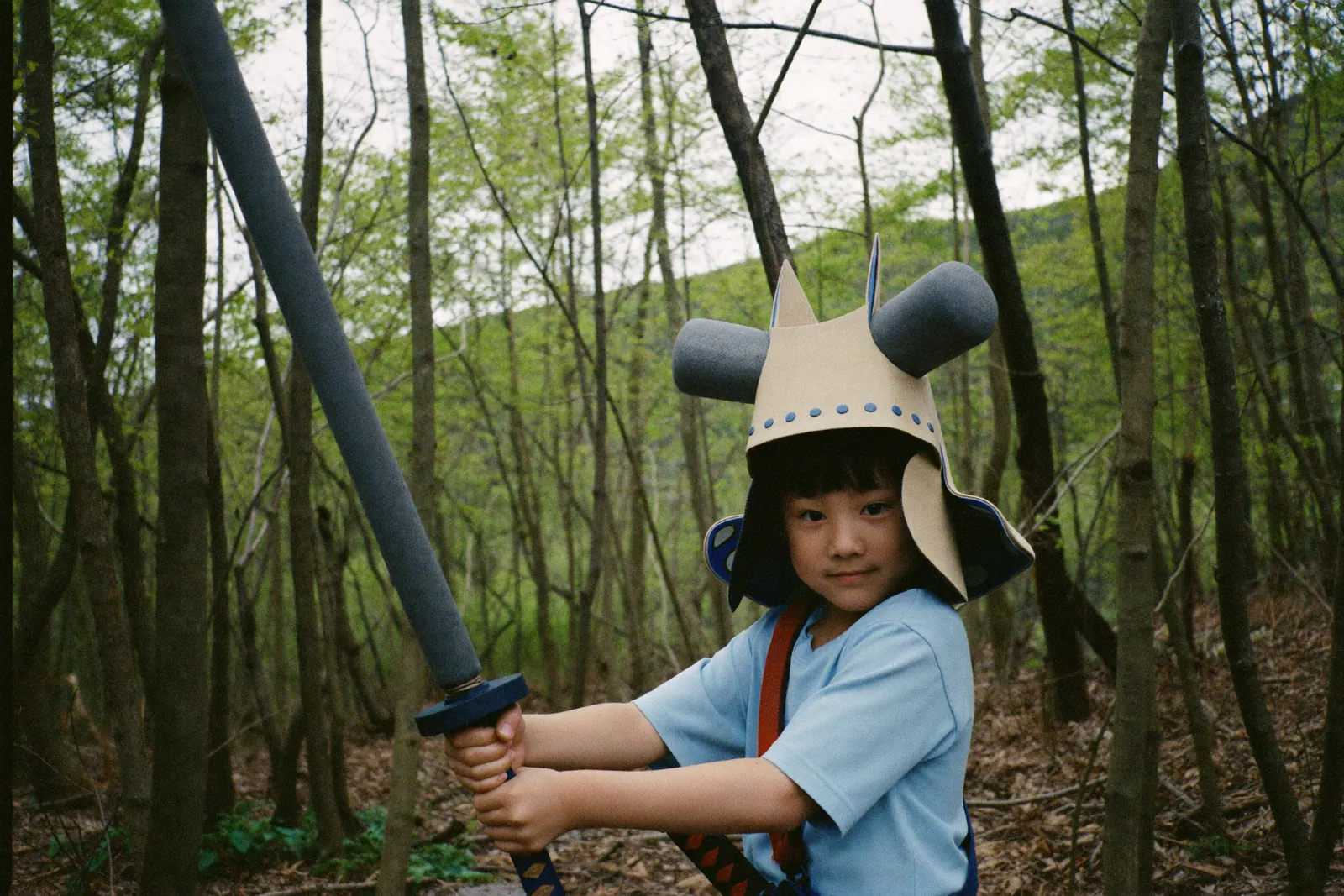 刀を構える男の子