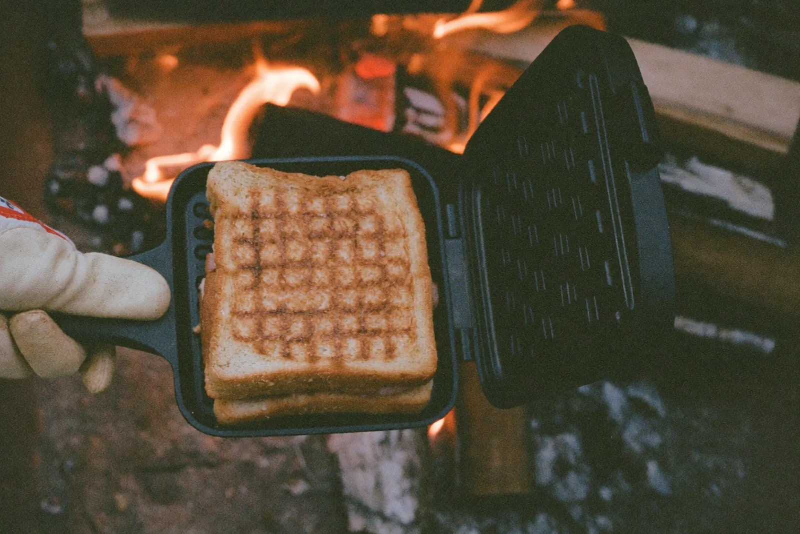 たき火で焼いたホットサンド