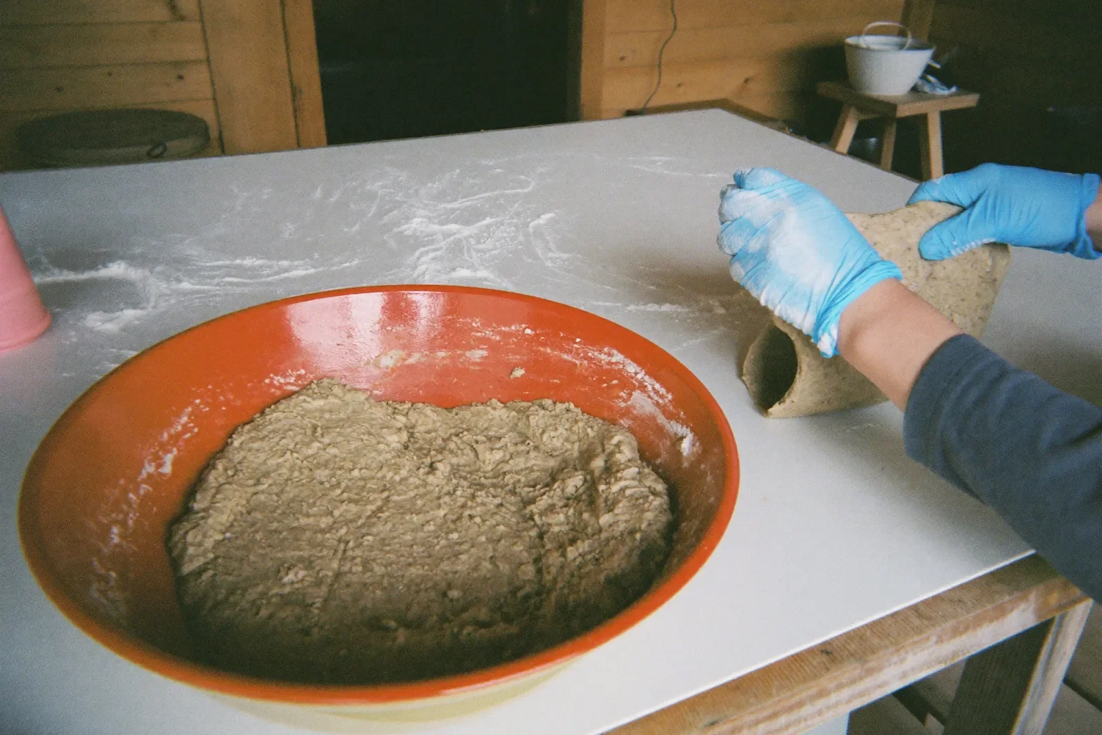 こね鉢でそば粉をこねる手元