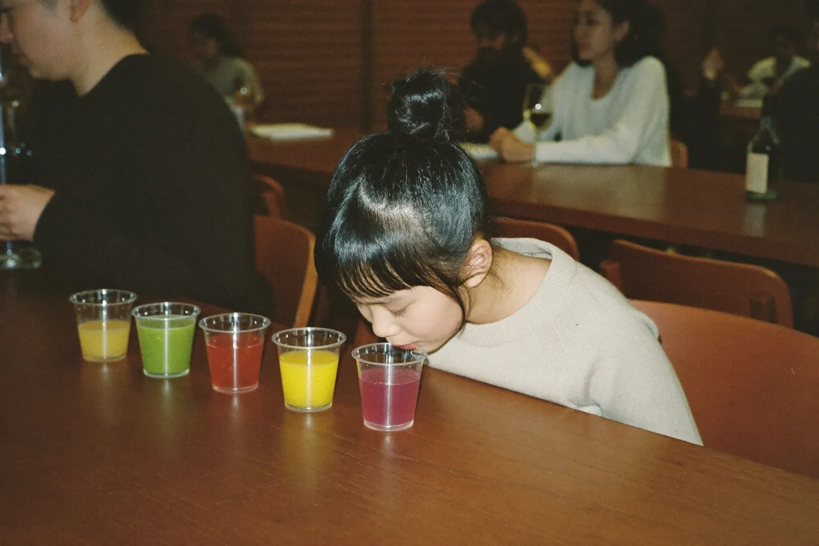 ジュースの香りをかぐ女の子