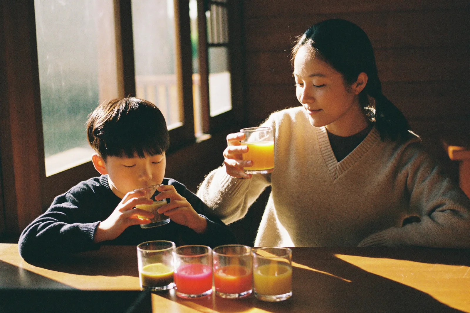 ジュースを飲みくらべる親子
