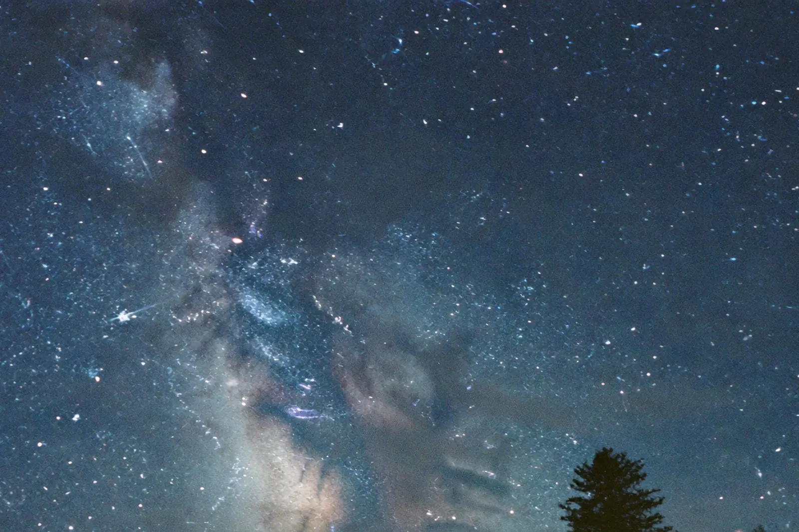 八ヶ岳の夜空にかかる天の川