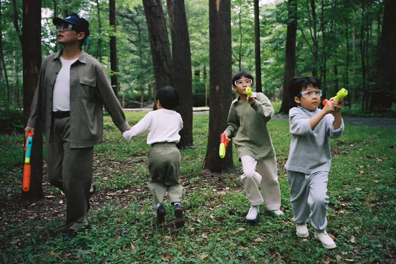 森を進む親子