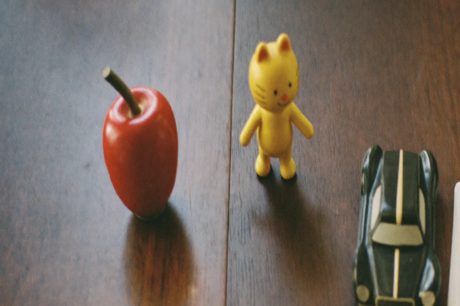 テーブルに並んだりんごとねこの人形