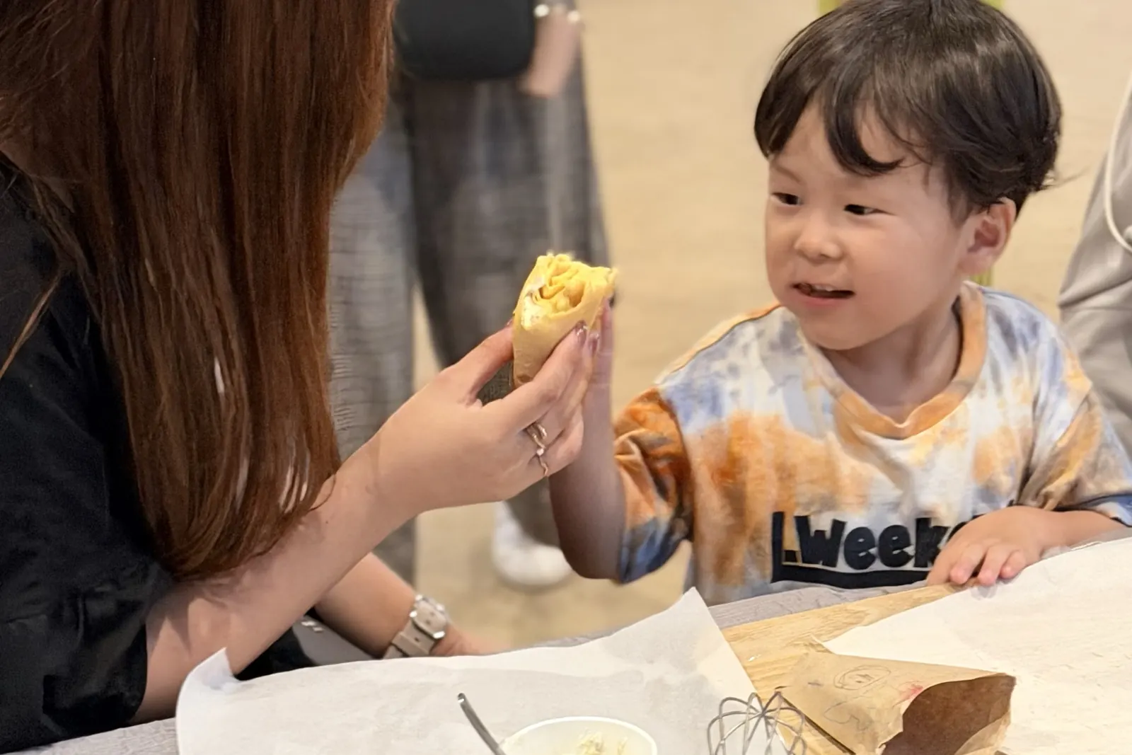 パティシエ体験を楽しむ子ども