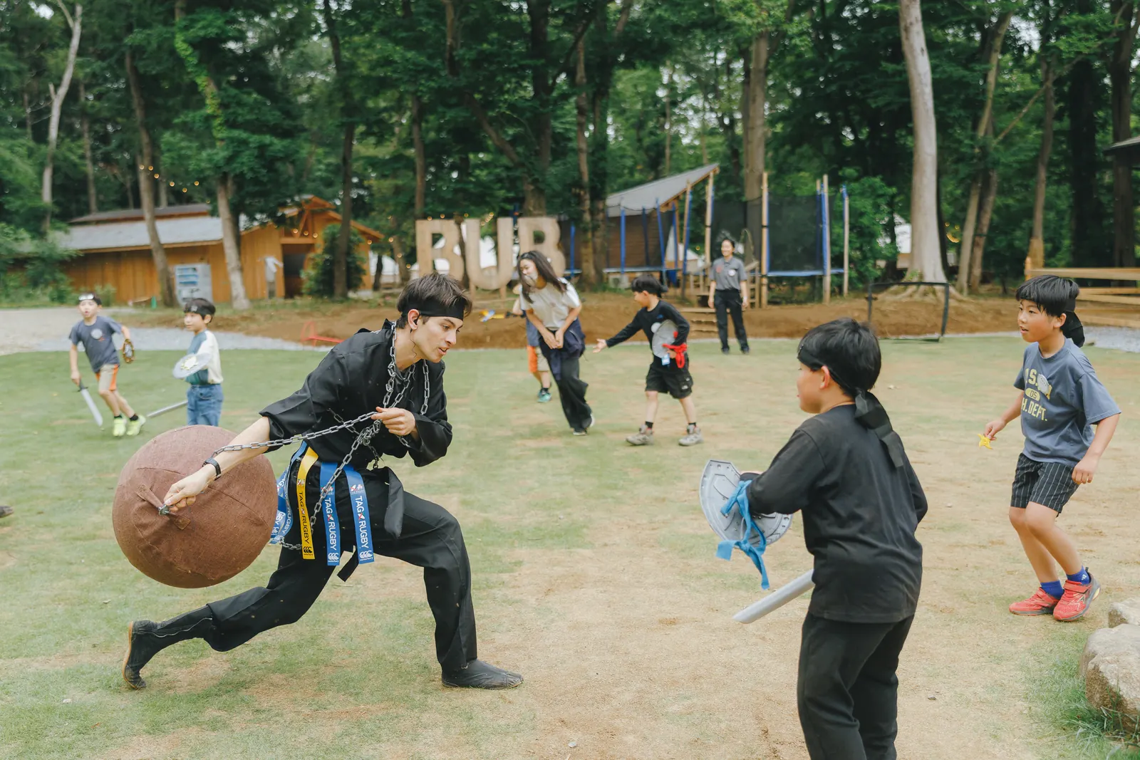 防衛中〜怪獣大決戦〜を楽しむ子ども