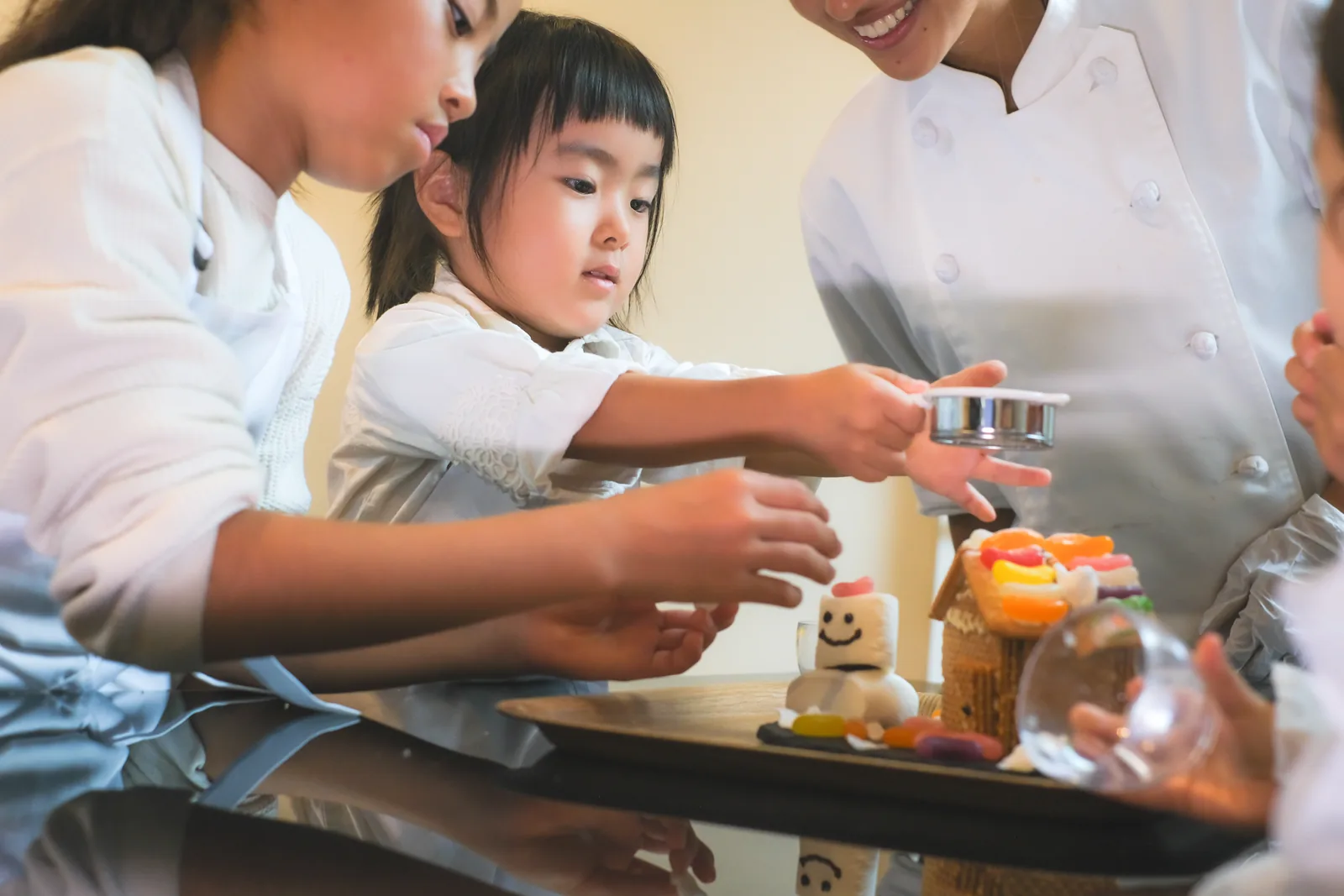 お菓子の家づくりを楽しむ子ども