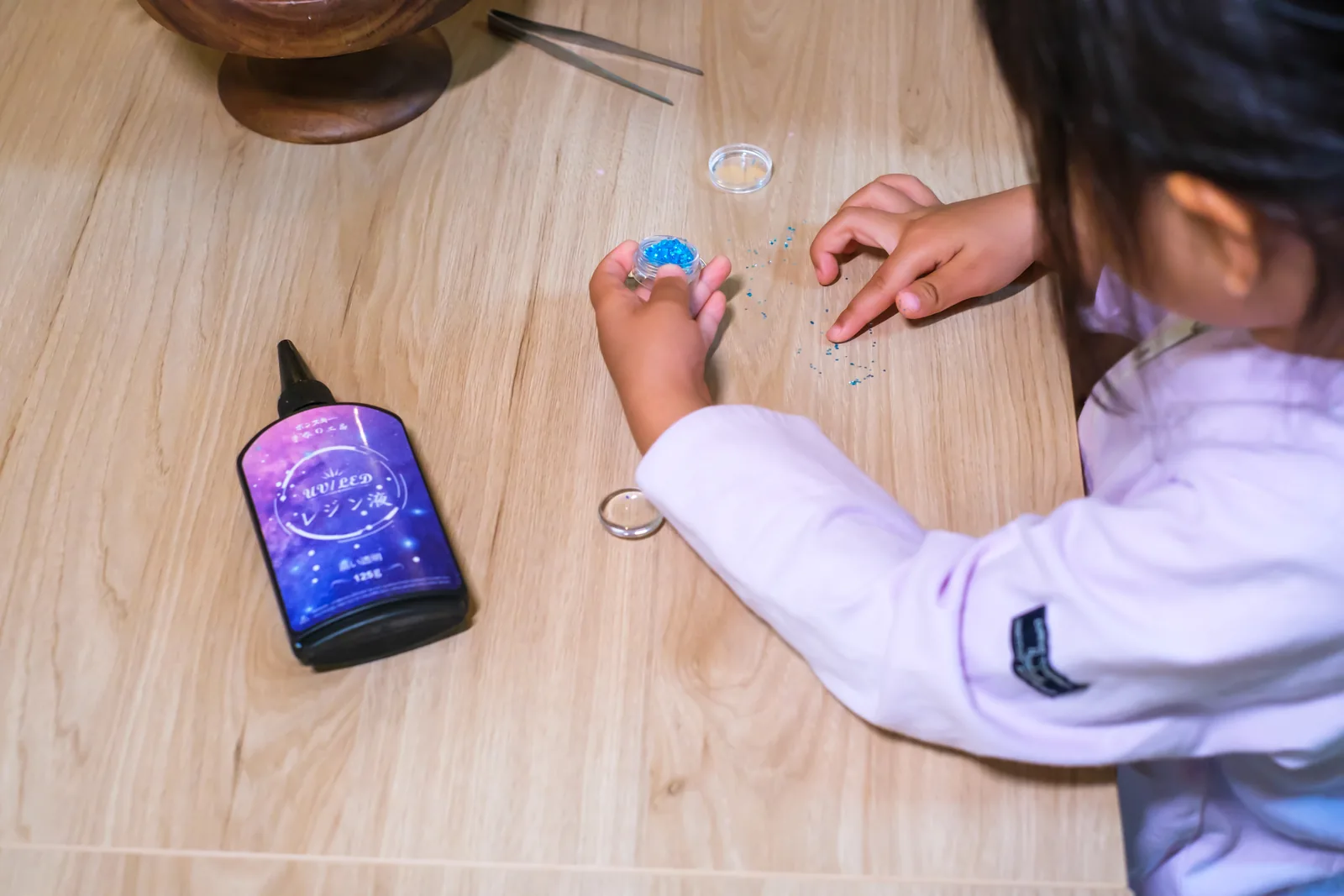 宇宙の銀河アクセサリー作りを楽しむ子ども
