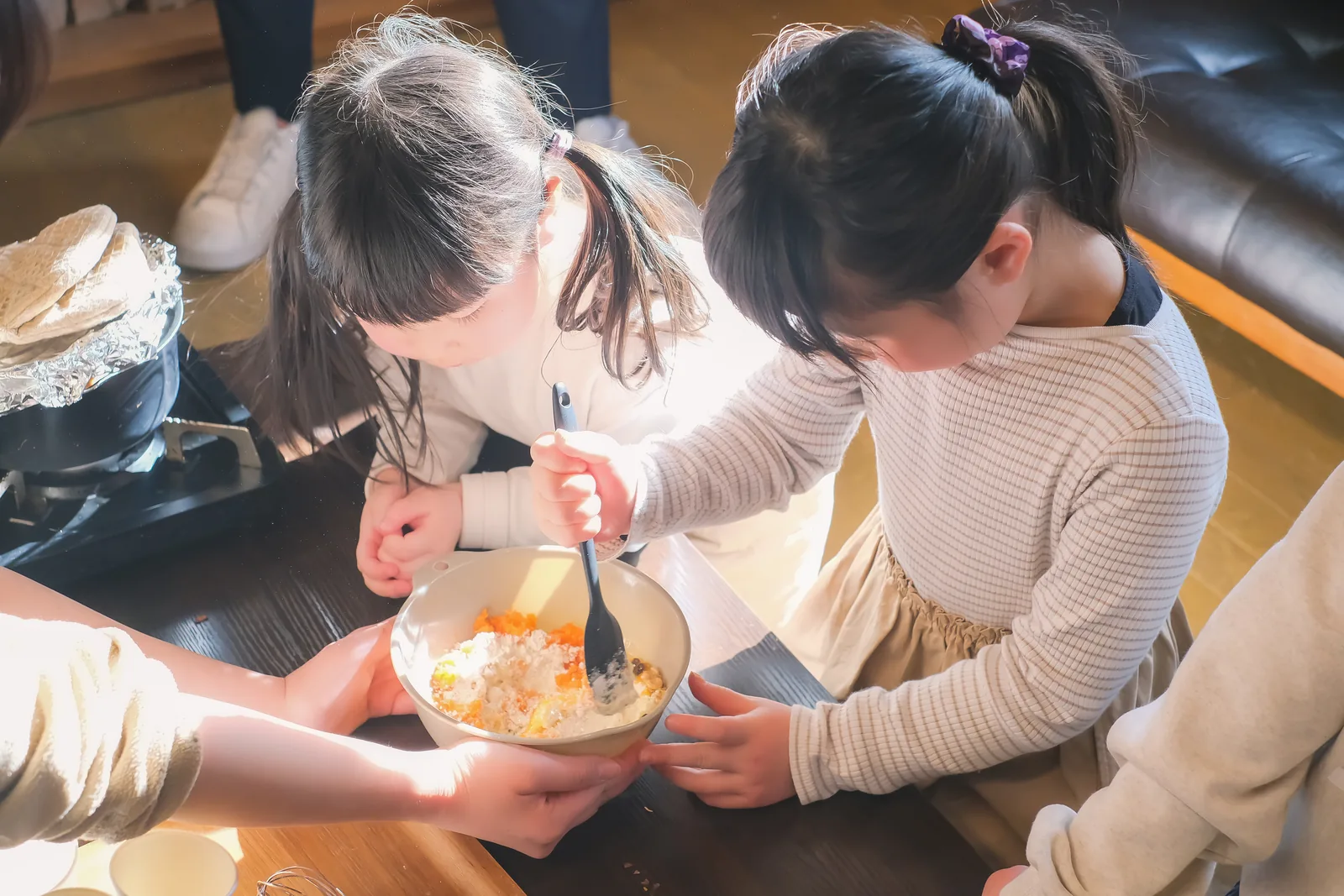宝石ショコラのパティシエ体験を楽しむ子ども