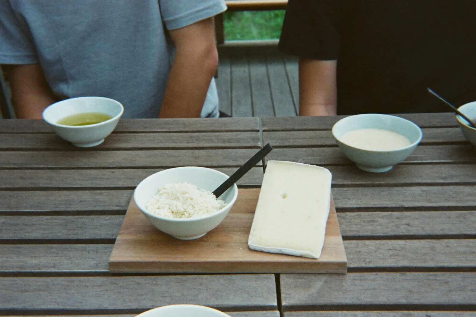 納豆や味噌、チーズを並べたテーブル