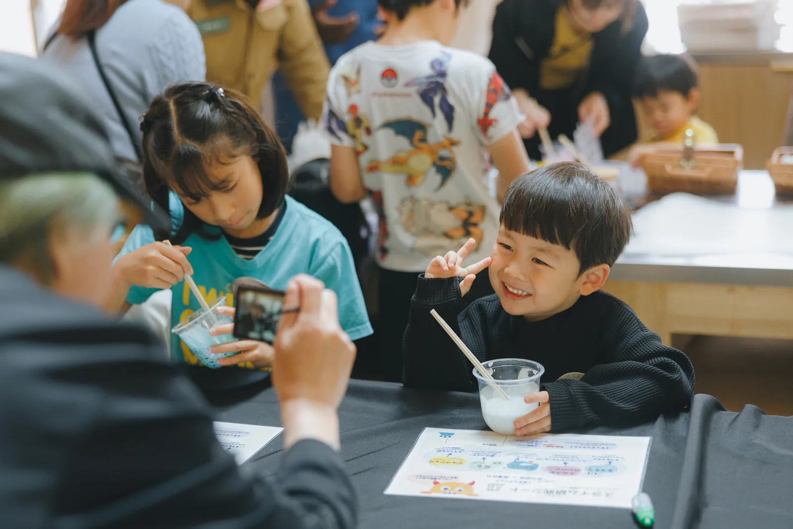 モンスタースライムづくりを楽しむ子ども