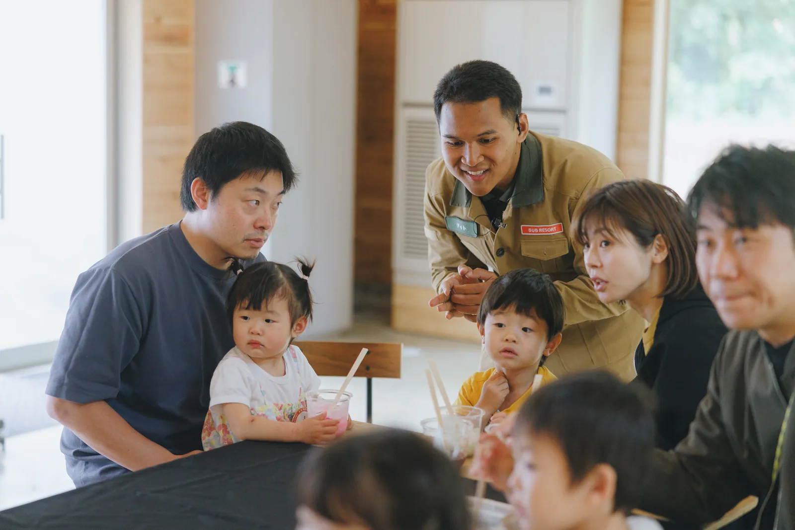 モンスタースライムづくりを楽しむ大人