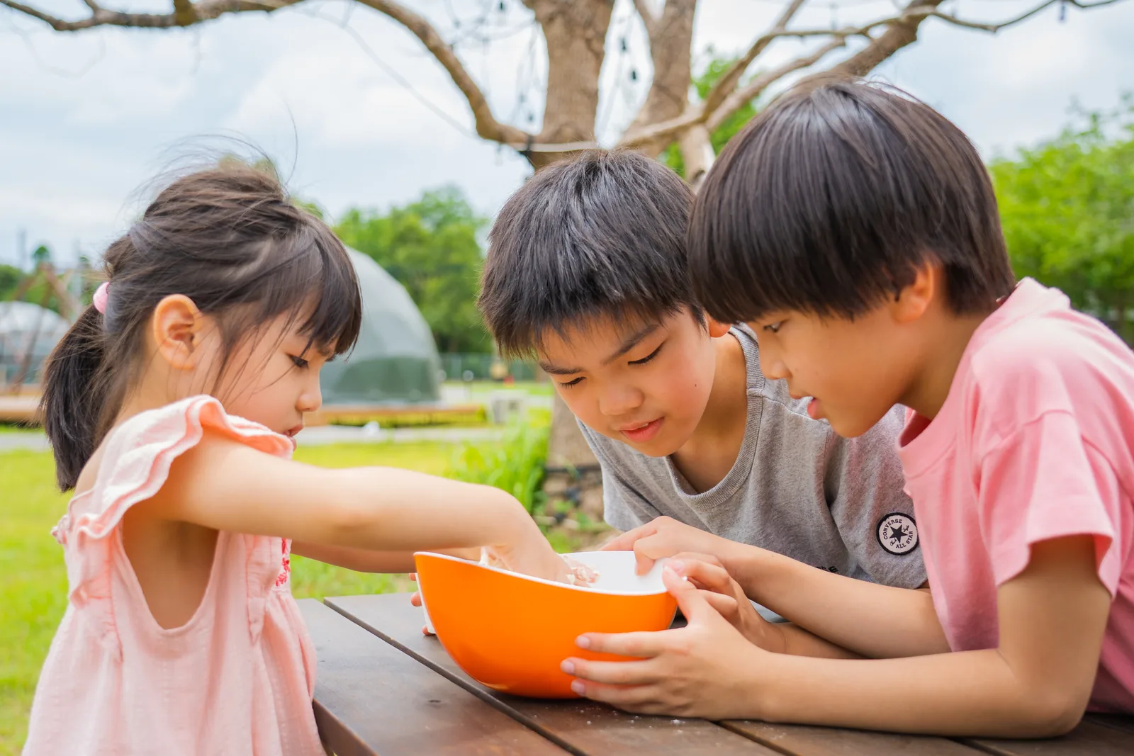 本格釜での具材もりもりピザ作りを楽しむ子ども