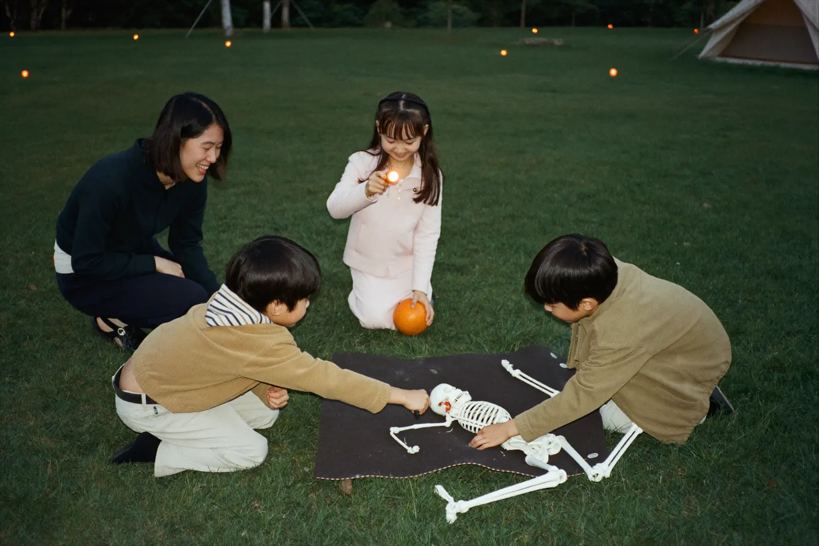 見つけた骨でガイコツを組み立てる子どもたち