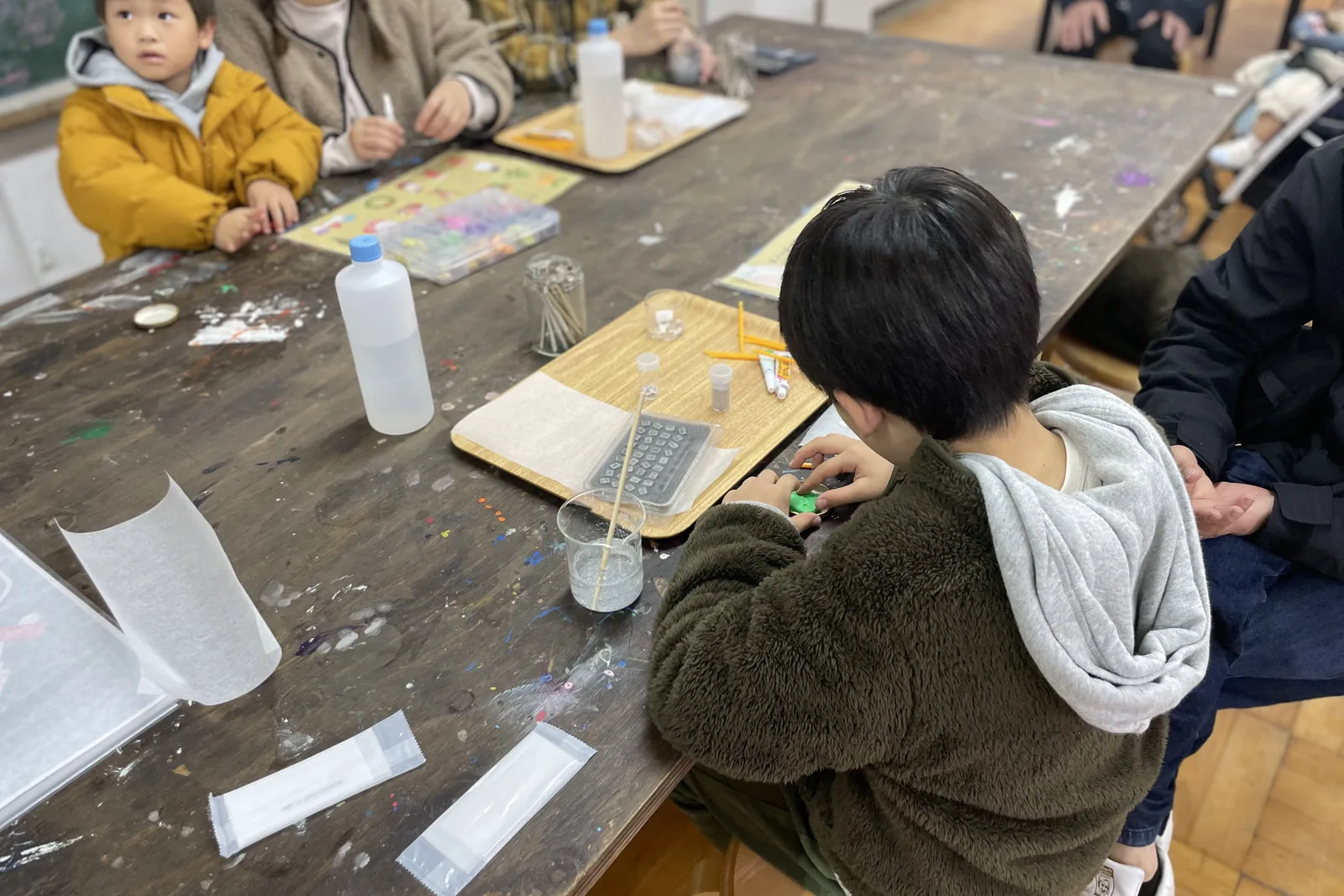 キラキラスノードームづくりを楽しむ子ども
