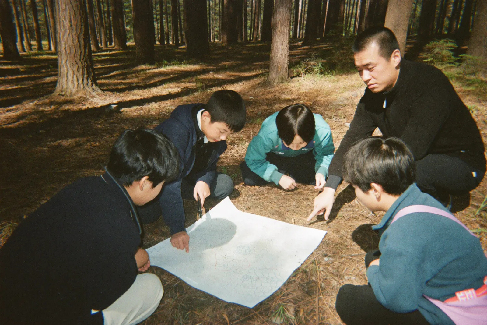 地図をかこんで作戦を立てるチーム