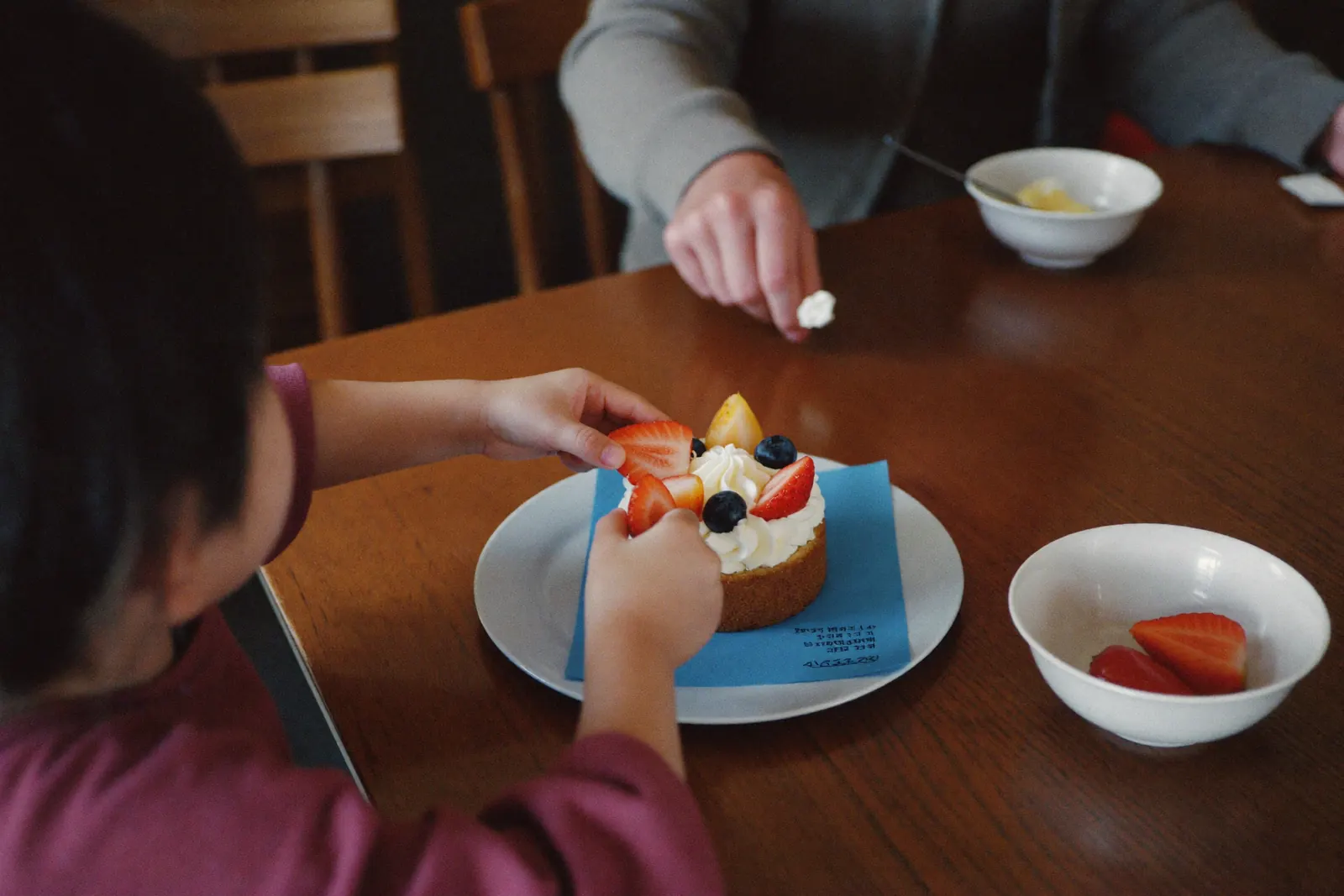 フルーツをのせる子どもの手