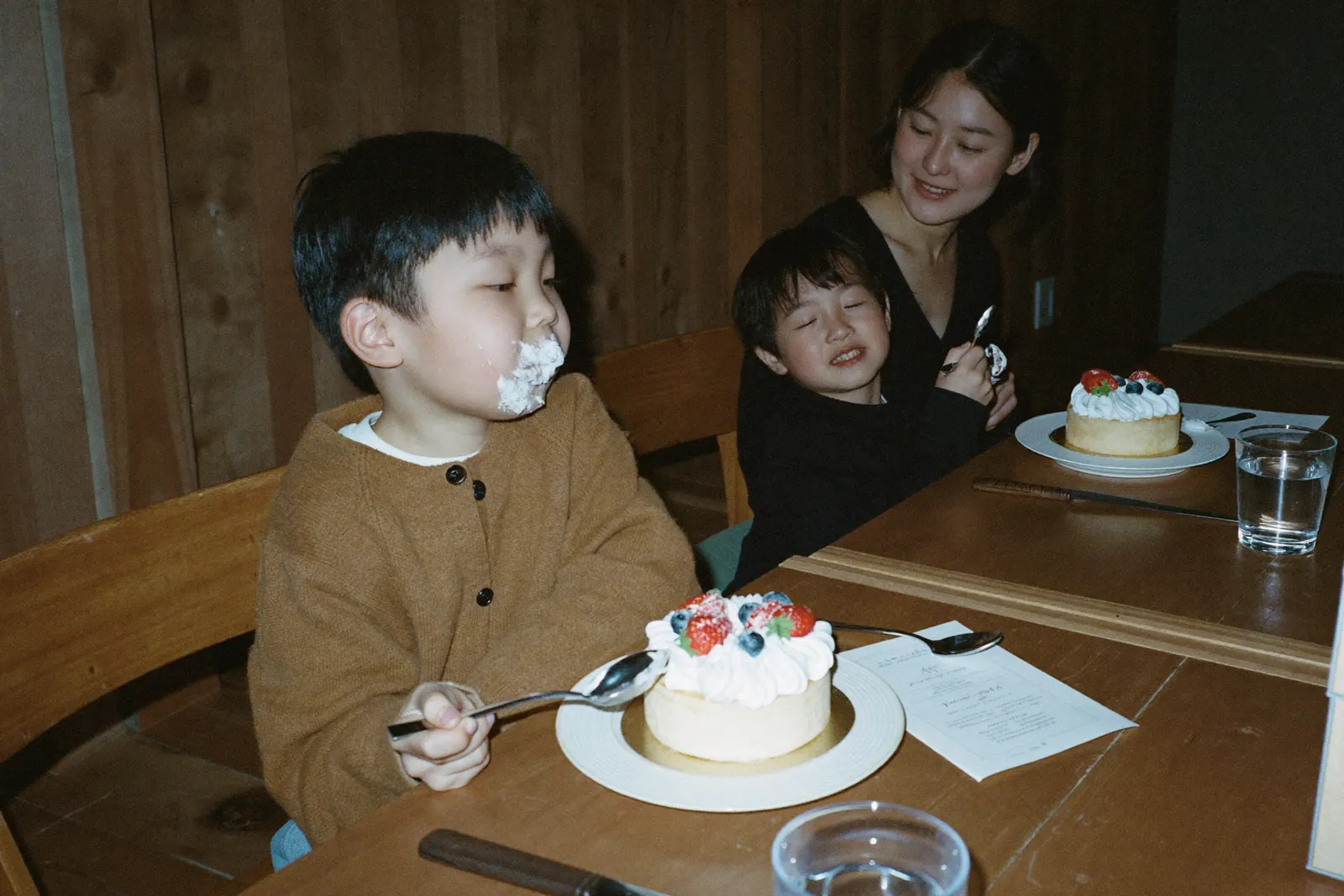 デコレーションしたケーキを食べる家族